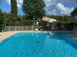 Location meublée appartement 3 pièces 50 m² à Tourrettes (83440)  1 050 €