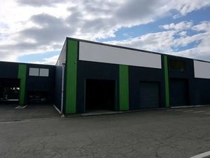 400 m² de locaux mixtes dépôt/ bureaux + un terrain attenant de 2 000 m² à louer en façade