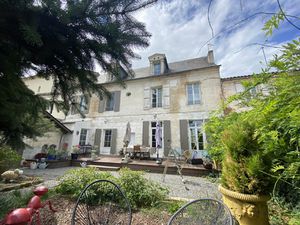 TRÈS PROCHE ANGOULÊME  3 minutes de la gare TGV  vaste maiso