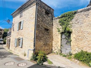 Exclusivité ! Maison de village avec terrasses  cour et vastes dépendances !