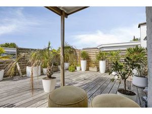 Bâtiment unique avec installations de vie et de bien-être à