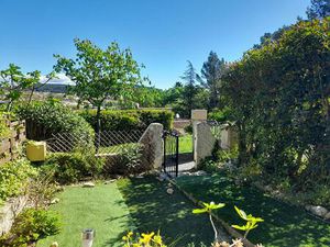 Lorgues  Au calme charmant studio avec jardinet   terrasse et vue dégagée.