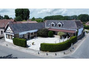 Veelzijdig gebouw: restaurant  hotel en feestzaal te Rebaix