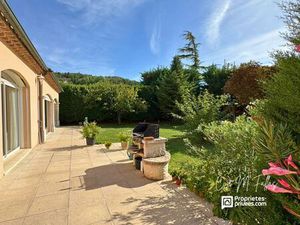 VILLA de plain-pied  170 m²  piscine intérieure  parc arboré  garage