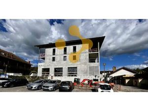 À vendre – Local commercial 440 m² avec terrasse – Frangy centre