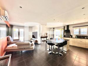 Maison de plain-pied  4 pièces 90m2  3 chambres sur une terrain de 420m2 à Junas