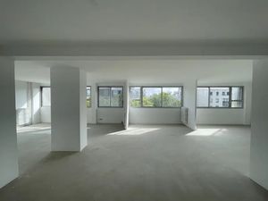 ALESIA - DENFERT-ROCHEREAU  Bureaux LUMINEUX en étage ELEVE