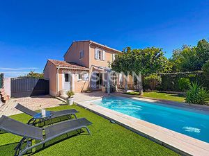 Maison individuelle 3 chambres sur Rougiers avec piscine et garage et terrasse.