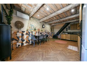 COLLIAS Maison de village en pierre