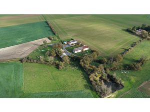 Le Louroux Maison ancienne avec dépendances sur 4 ha