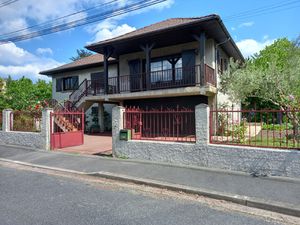Maison familiale 3 chambres - jardin garage - proche tram A