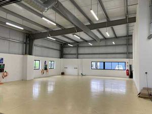 Location local industriel 2208 m² à Guipavas (29490)