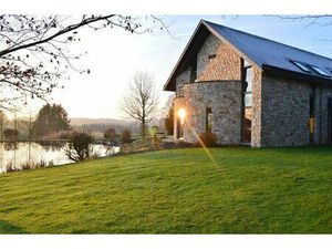 Maison unifamiliale avec espace pour activités diverses