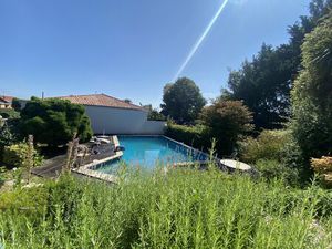 À Saint Paul les Dax  maison spacieuse avec piscine et espace professionnel aménageable