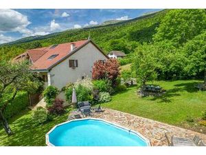 Maison de caractère avec piscine et jardin arboré à vendre 5 pièces Echenevex (01)