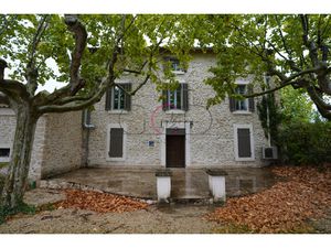 Local d'activité en rez-de-chaussée rénové et climatisé à Ve