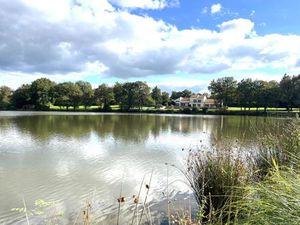 Spacieuse Villa avec Etang Privé de 34 Hectares  Deux Gîtes  Piscine Intérieure