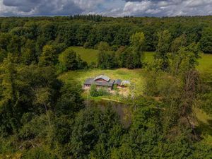 PAVILLON PRÈS D'UN HECTARE DE TERRAIN AVEC ETANG SUR ASSESSE