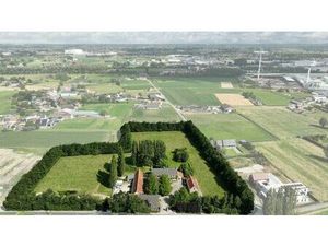 Exceptionnelle ferme carrée avec de nombreuses possibilités!