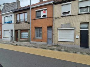 Maison mitoyenne centrale avec jardin et garage à louer à Si