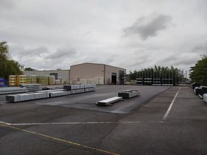 Local d'activité de 1 522 m² sur un foncier bitumé de 4 800 m² à louer sur la zone de Thib