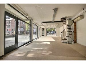 Rez commercial idéalement situé +/- 100 m² et cave =/- 50 m²