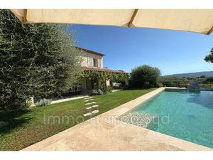 Grimaud  belle villa néo-provençale avec vue sur le Château de