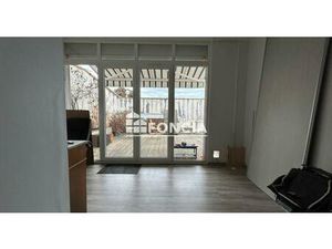 Superbe T4 rénové de 135 m² avec terrasse panoramique au cœur d'un village recherché