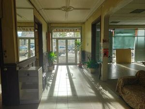 Immeuble avec commerces  habitations  dépendances et jardins