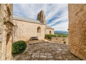 Maison et son église rénovée - jardin et piscine
