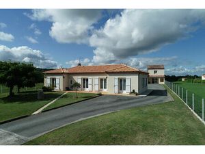 Ensemble immobilier avec deux maisons d'habitation avec piscine Le Lédat idéal accueil