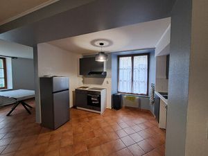 Appartement 1 chambre entièrement Meublé et équipée rez de chaussée dans charmant village 
