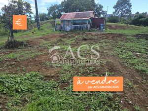 Terrain plat avec maisonnette à démolir.