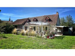 Maison de caractère avec grange  piscine et espaces verts