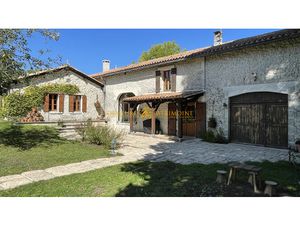 Grande maison en pierre avec dépendances et piscine