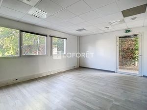 Location locaux professionnels 59 m² à Gemenos (13420)  879 €