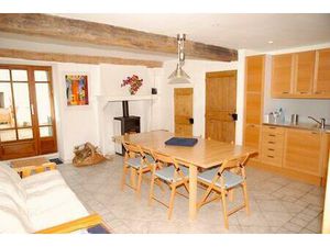 Maison de village renovée avec cour  garage et dependance