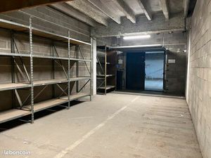 A SAISIR : Grand box avec rangement et lumière - Parking ou stockage possible