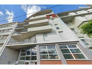 Cabinet professionnel 74 m² – Lumineux  aménagé  vitrine Clermont-Ferrand (42 rue Niel)