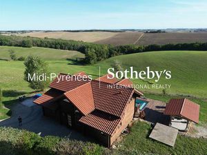 Maison en bois  dominant les collines