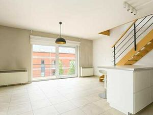 Duplex de ±104m²  2 ch.  2 salles d'eau  Balcon  Parking.