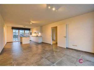 Bel appartement de deux chambres à coucher près du centre de