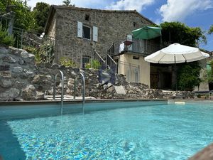 Maison en pierre avec piscine et terrain attenant