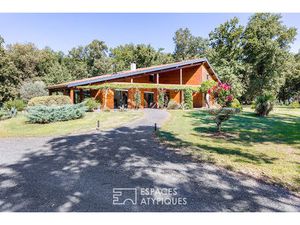 Maison contemporaine et son studio d'artiste au coeur d'un environnement boisé