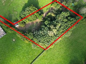 Terrain de 5083 m² et ses dépendances à Quarré-les-Tombes