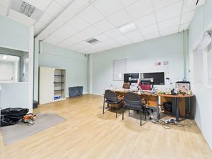 Location locaux professionnels 1 pièce 26 m² à Wissous (91320)  282 €