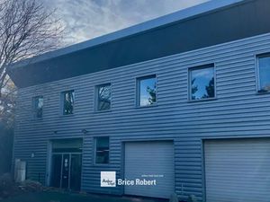 A louer - Bâtiments d'activités avec plusieurs places de parking dans un parc sécurisé - D