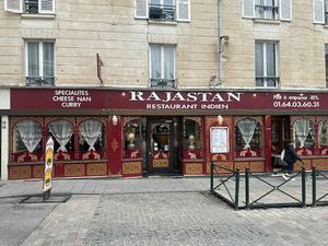 Place du marché centre ville COULOMMIERS 77120 à 1 heure de Paris Gare de l'Est   et à 30 