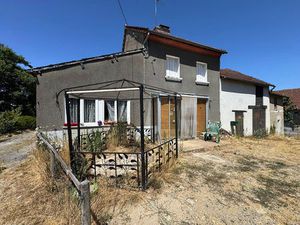 HAUTE-VIENNE -Ensemble immobilier : 3 maisons  2 granges et 3 5 hectares de terrain en pra