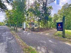 Terrain polyvalent de 1.990 m2  à deux pas du Country Hall